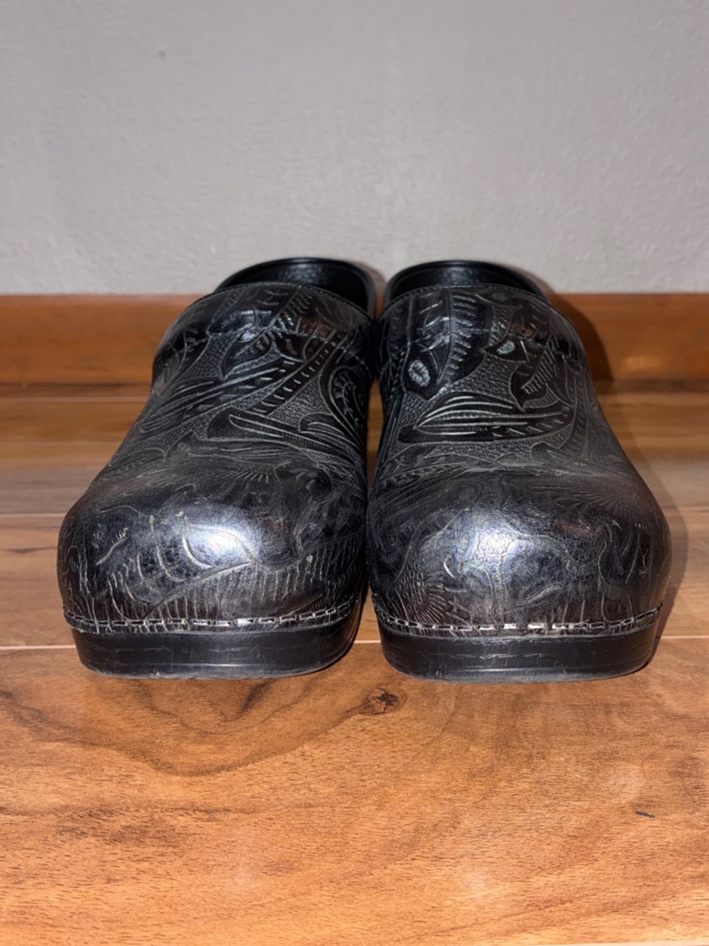 Dansko Professional Black Leather Tooled Clogs - size 41 (US 10.5/11) - Picture 4 of 10